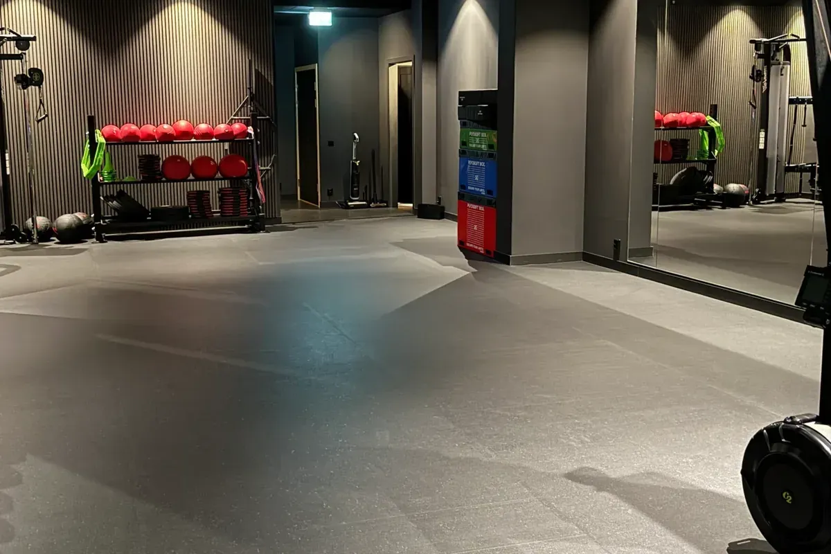 Den öppna träningsytan i REPR:s studio, redo för en företagsgrupp.