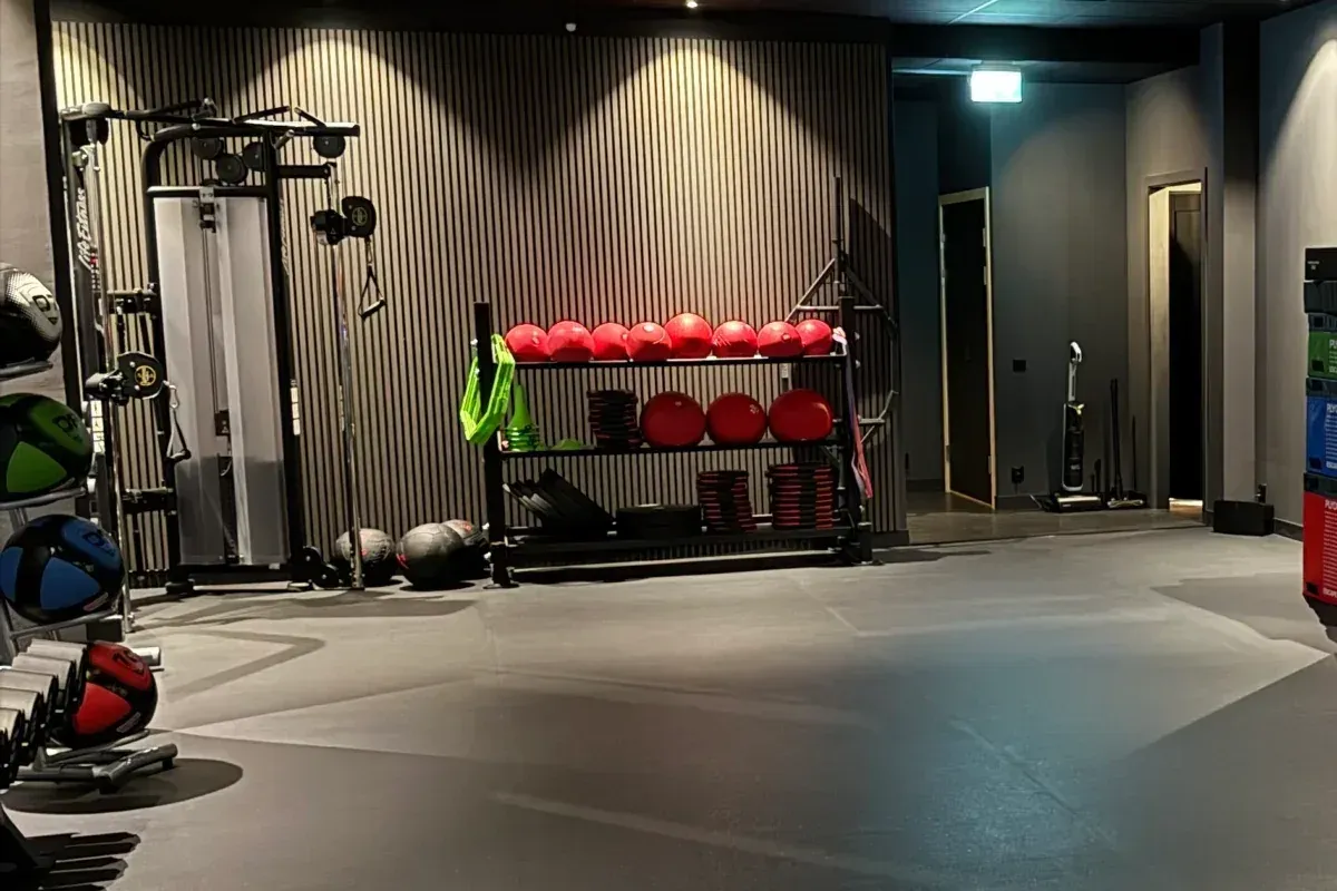 Träningsredskap och medicinbollar längs väggen i REPR:s studio i Östersund.